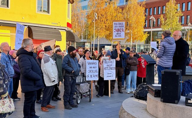 Manifestation för äldreomsorgen 18 oktober 2025. Initiativtagare var Arbetarpartiet. Det har blivit två ytterligare manifestationer - i november och februari. Demonstration för äldreomsorgen